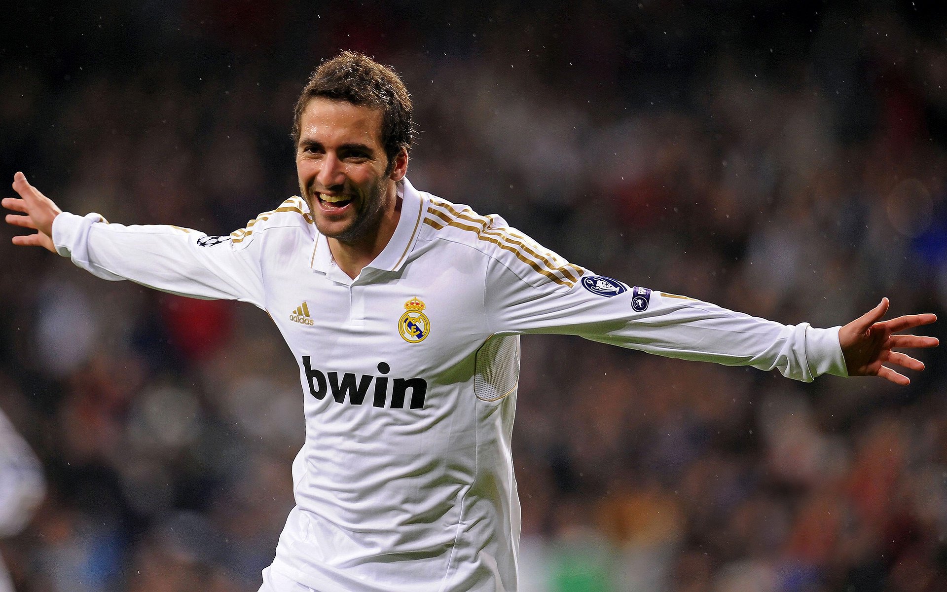 足球赞助金额创新高，体育经济持续升温，足球队赞助